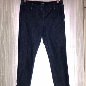 Ankle-length jeans with zipper detail